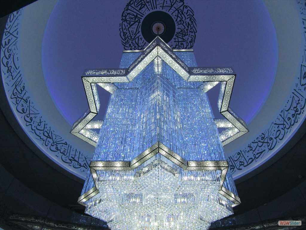 Candelabra and calligraphy in the dome